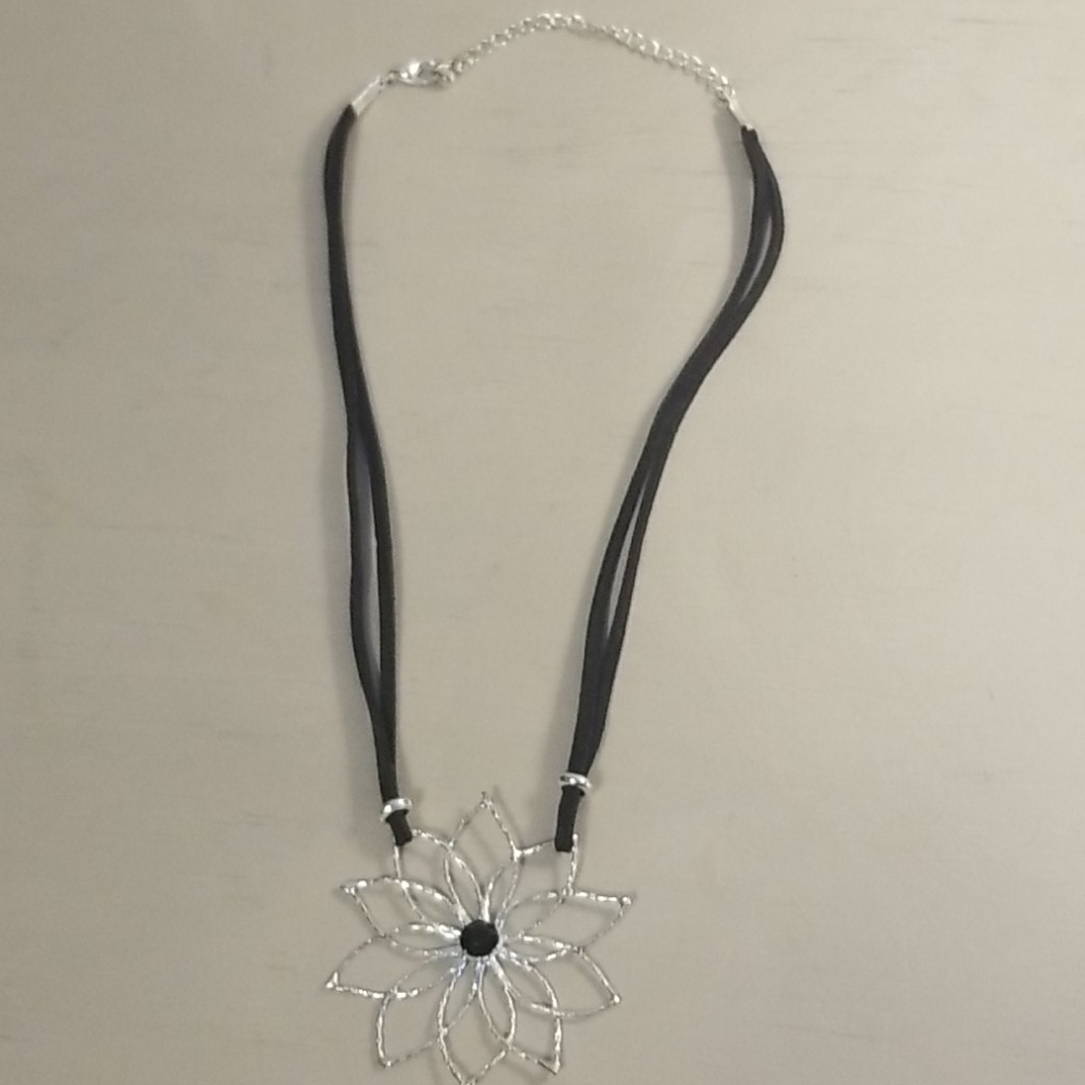Cato Wire Flower Necklace